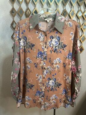 NWT BlueVelvet Oversized (fits plus too)Floral Button-Down Top